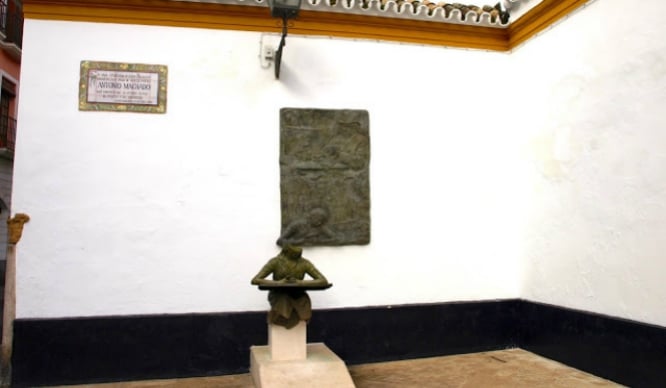 El monumento a Machado del Palacio de Dueñas sufre un ataque vandálico