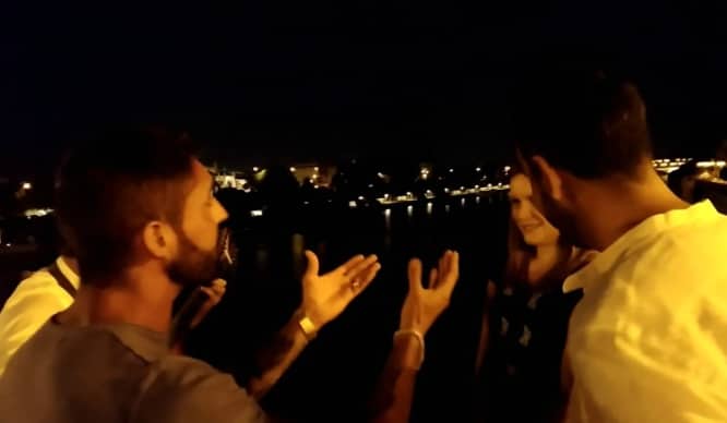 Vídeo: Pedida de mano en el Puente de Triana con música incluida