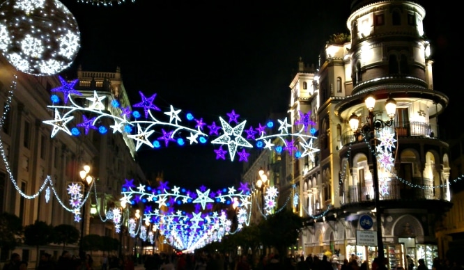 La iluminación de Navidad se extiende por más barrios de Sevilla