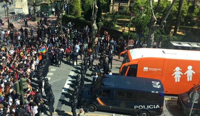 El autobús de Hazte Oír se ve obligado a abandonar Sevilla