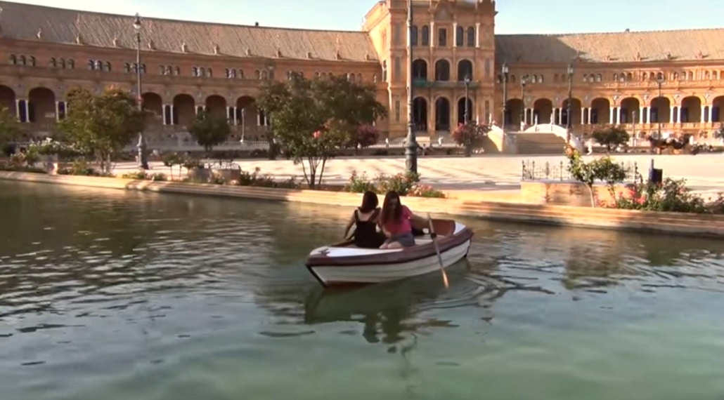 Dos turistas que no pueden salir del estanque de Plaza de España se hacen virales