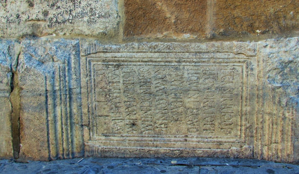 Lápidas funerarias, textos en latín y otros secretos de la Giralda
