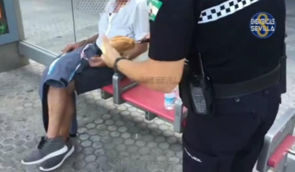 Un policía de Sevilla ayuda a un hombre hambriento preparándole un bocadillo