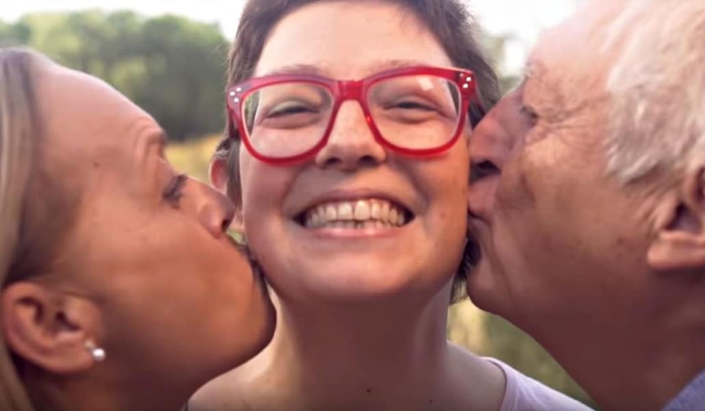Una sevillana pide 10.000 besos para conseguir la cura de un cáncer