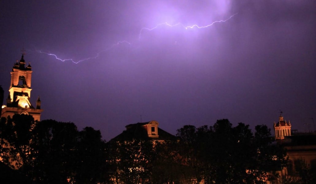 Una tormenta eléctrica sorprende a Sevilla el pasado domingo