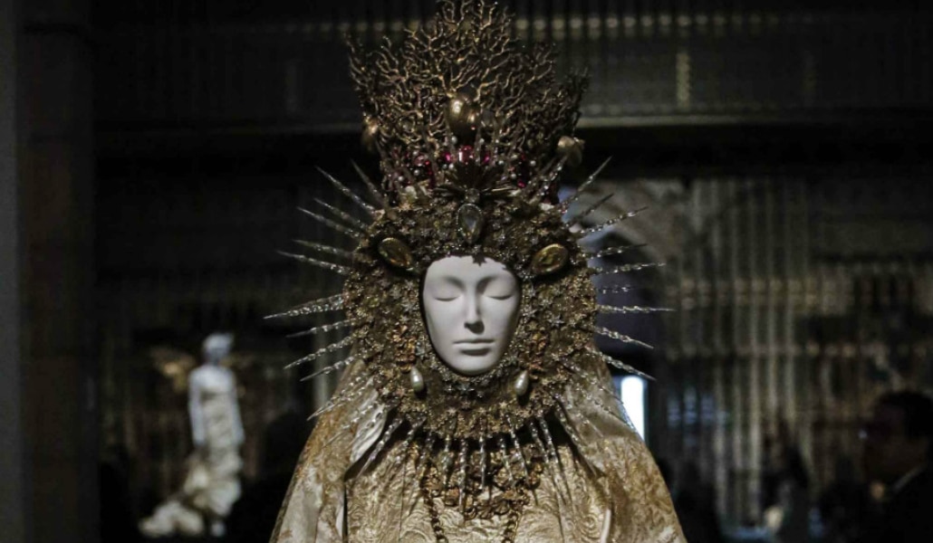 Una copia de la Virgen del Rocío aterriza en el Metropolitan de Nueva York