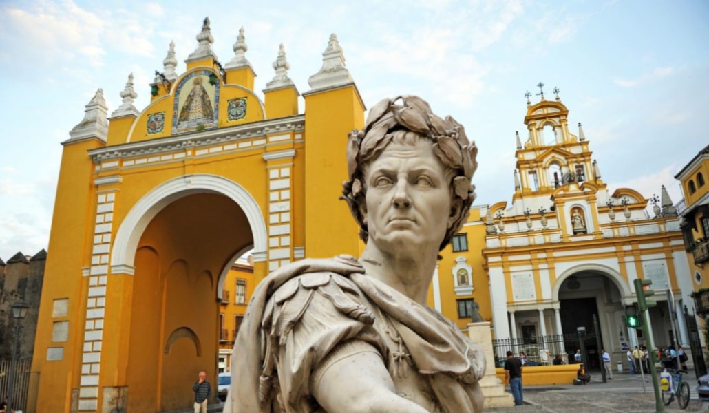 ¿Por qué se considera a Julio César el fundador de Sevilla?
