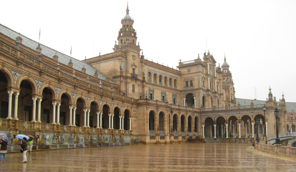 Se cierran los parques de Sevilla por las fuertes rachas de viento y lluvia