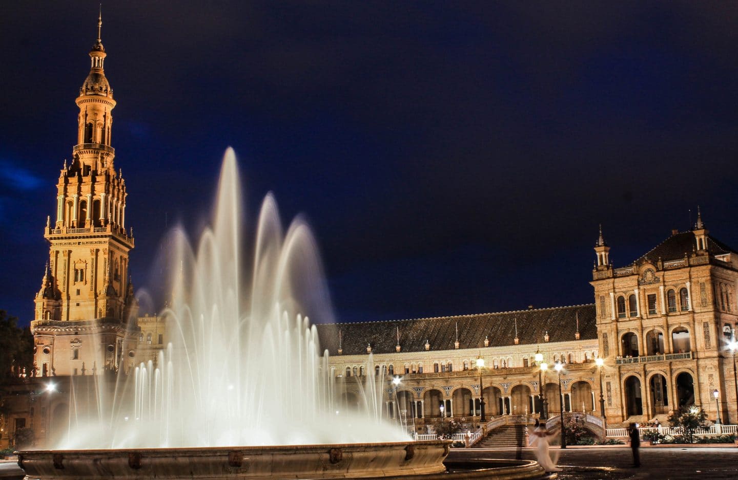 Plaza_de_España,_Sevilla._Fuente_iluminada
