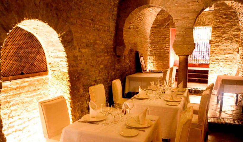 Comer pizza en unos baños árabes del siglo XII en Sevilla es posible