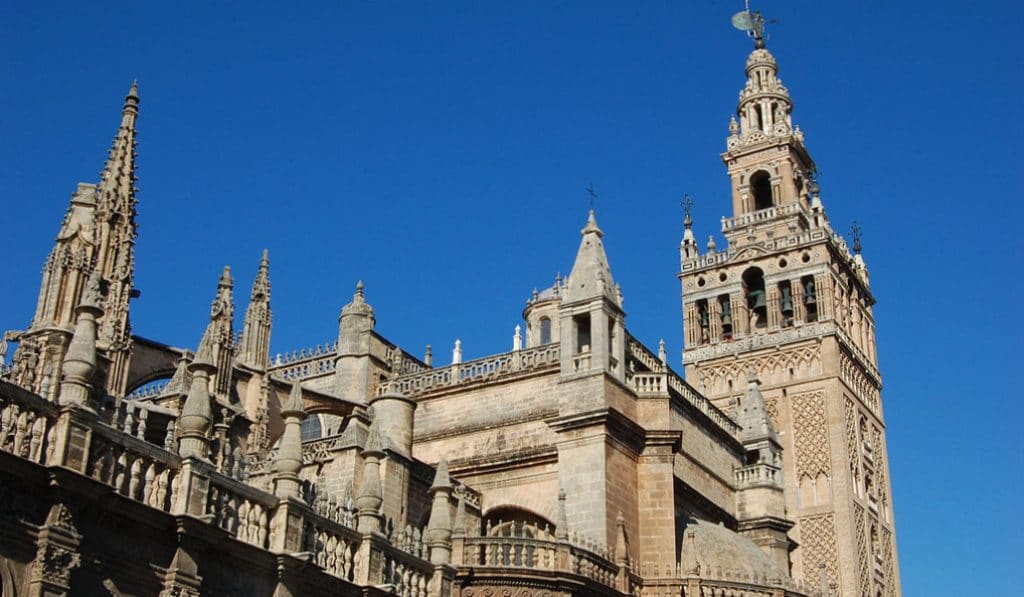 La Catedral de Sevilla prohíbe las chanclas, los tirantes y los pantalones cortos