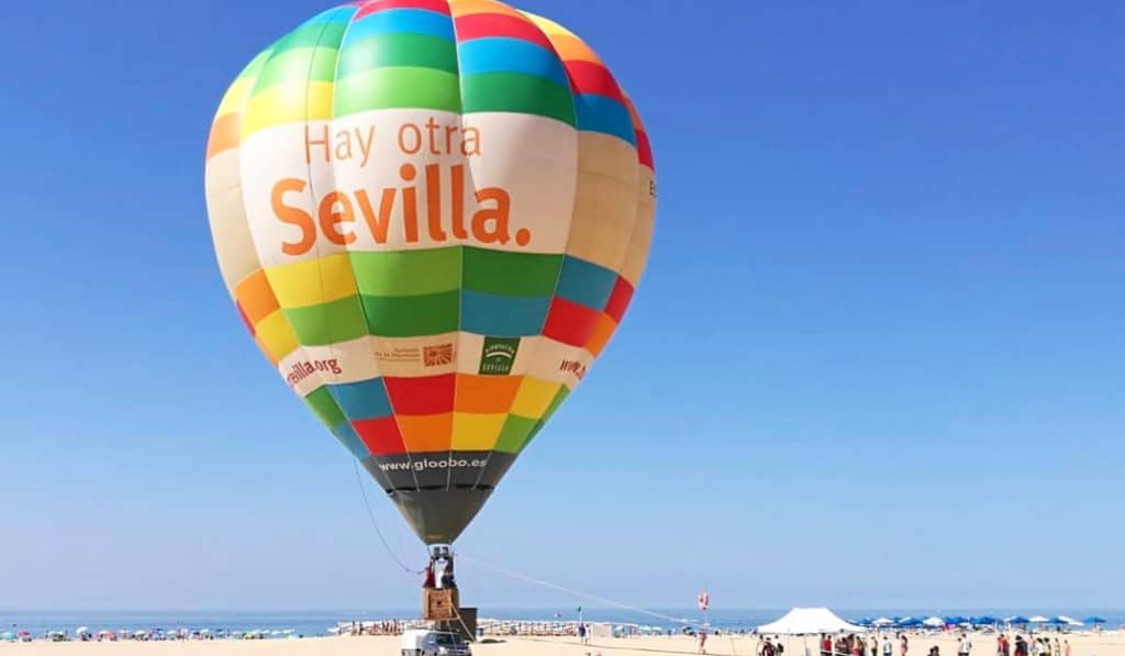 El globo &#8216;Hay otra Sevilla&#8217; recorre las playas andaluzas