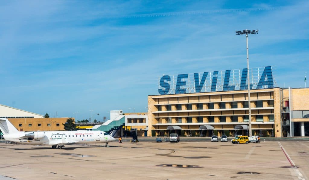 Adiós al icónico cartel del aeropuerto de Sevilla