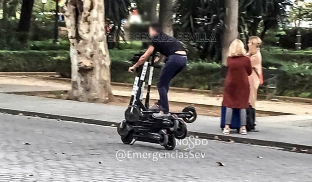 Denuncia a un hombre que conducía seis patinetes eléctricos en Sevilla