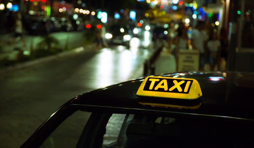 Un taxista devuelve 5.560 euros que un cliente había olvidado