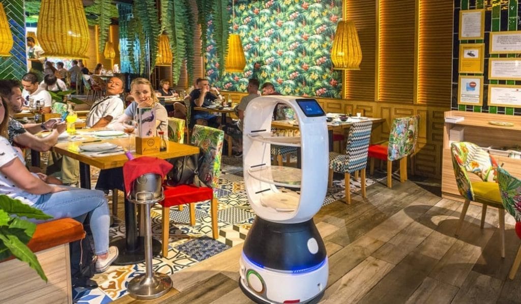 Cacahuete: el primer robot camarero de Sevilla sirve en Lagoh