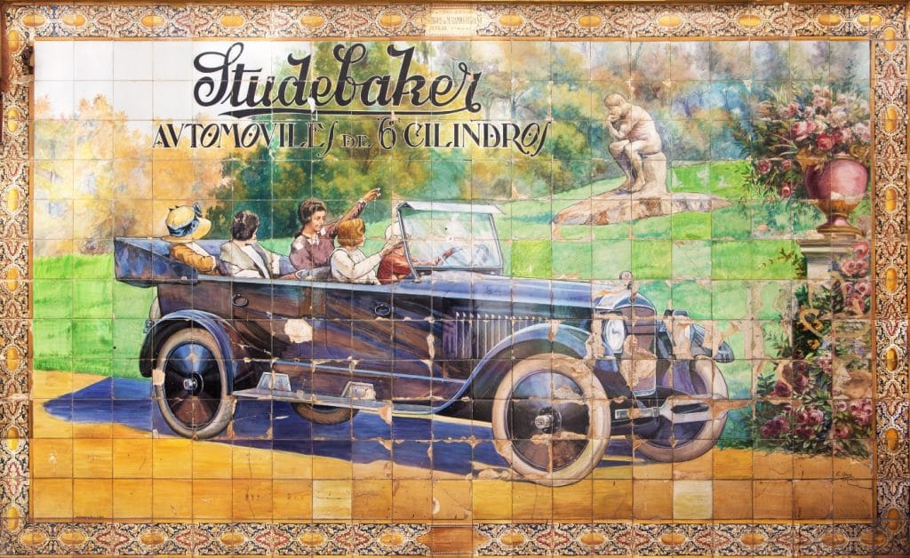 Studebaker: historia del azulejo publicitario más importante de Sevilla