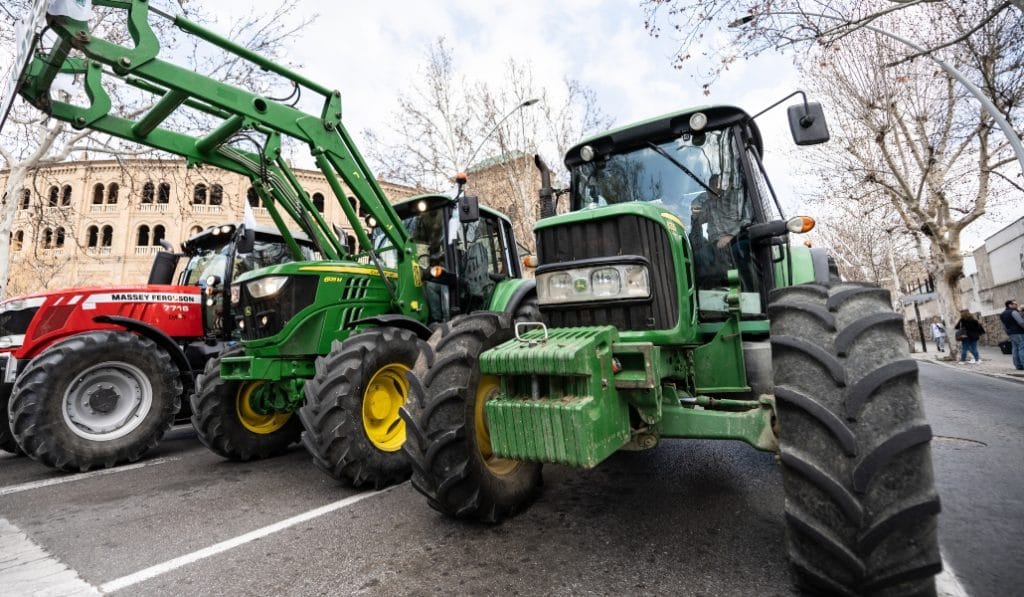 Agricultores sevillanos ayudan a desinfectar las calles con sus tractores