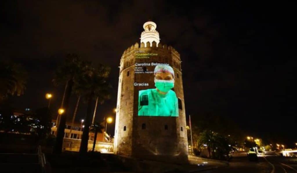 La Torre del Oro se ilumina para rendir homenaje a los sanitarios