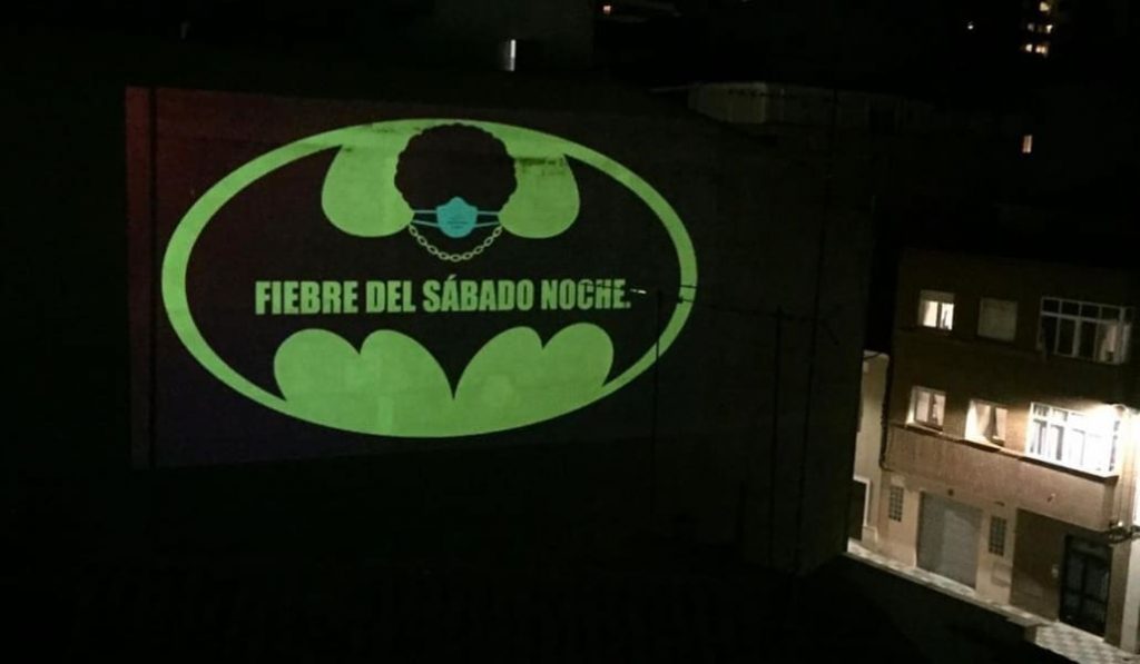 El Bruce Wayne de Albacete: un ciudadano proyecta mensajes de ánimo con el logo de Batman