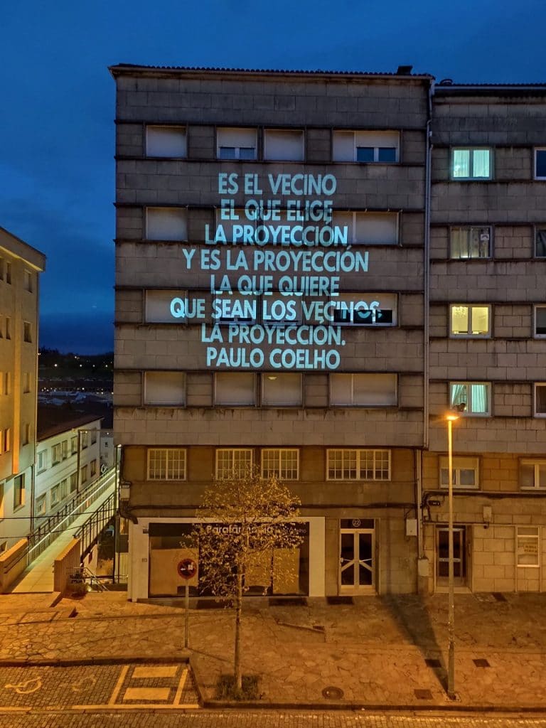 Las diez mejores frases de humor gallego que se proyectan en un edificio de Santiago