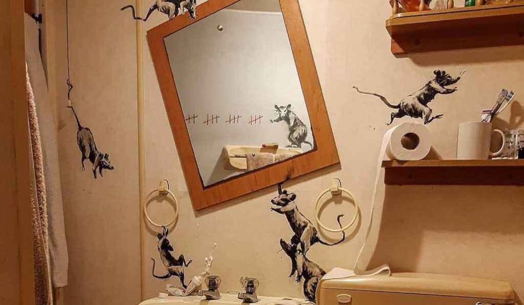Banksy crea su última obra en el cuarto de baño