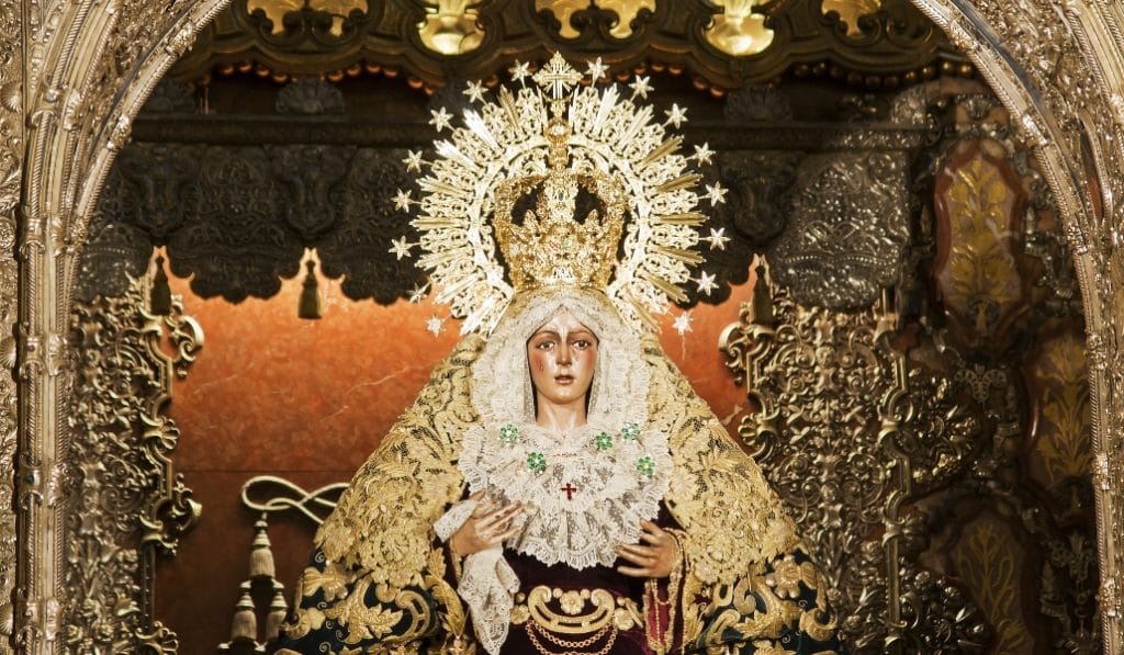 La Virgen de la Macarena homenajea a lo sanitarios en la reapertura de la basílica