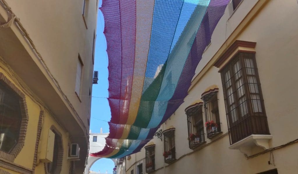14 vecinas de un pueblo de Córdoba tejen una bandera LGTBI de ganchillo