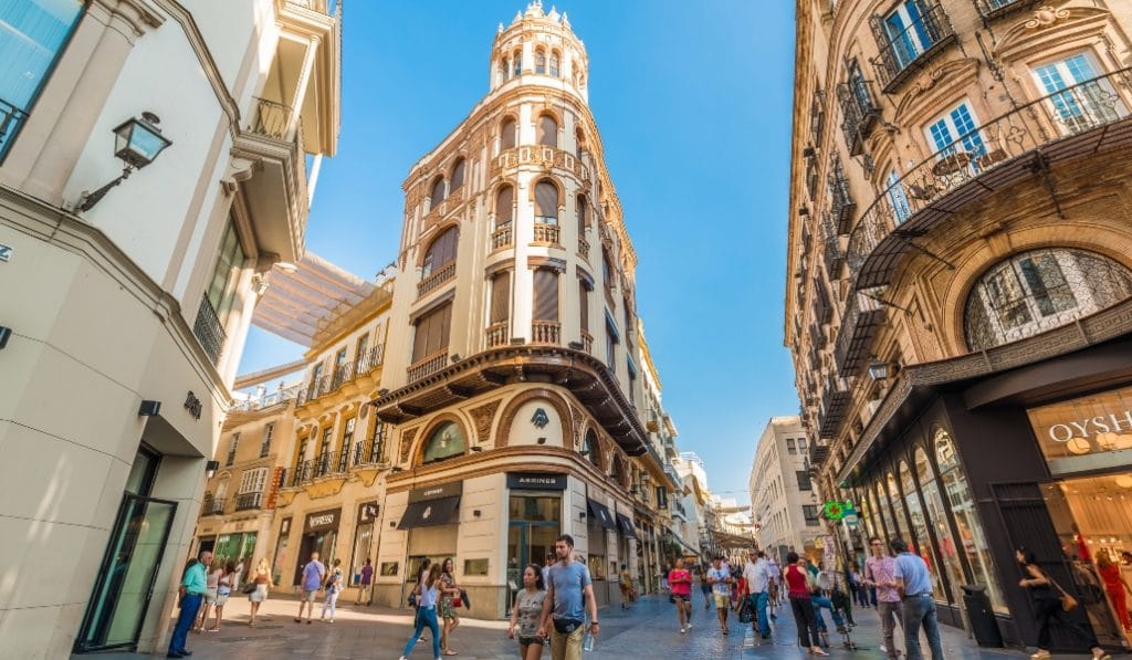 La calle Tetuán luce camisetas del Betis y el Sevilla