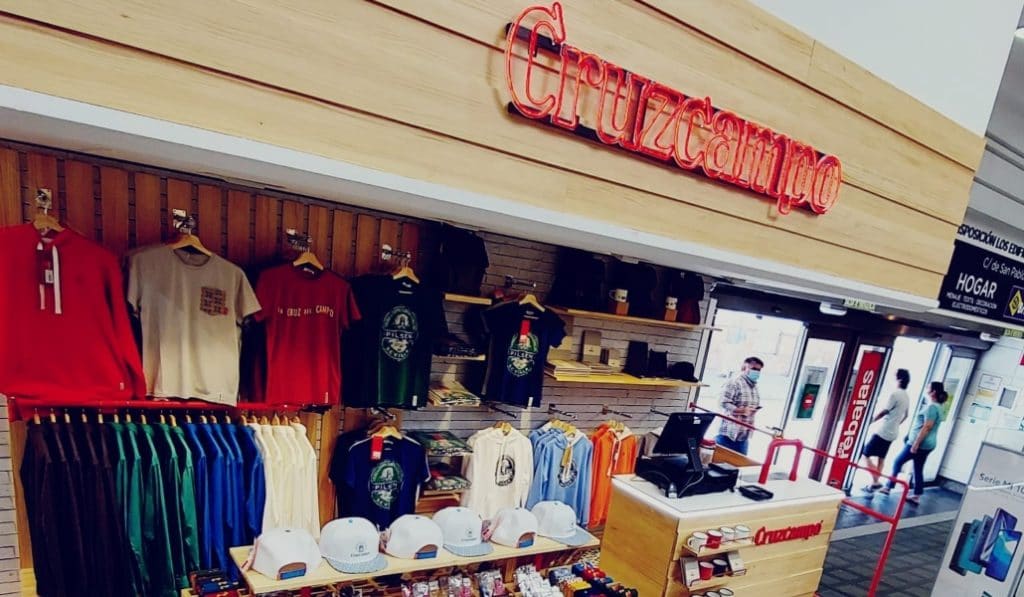 Cruzcampo lanza una colección de ropa y abre tienda en El Corte Inglés