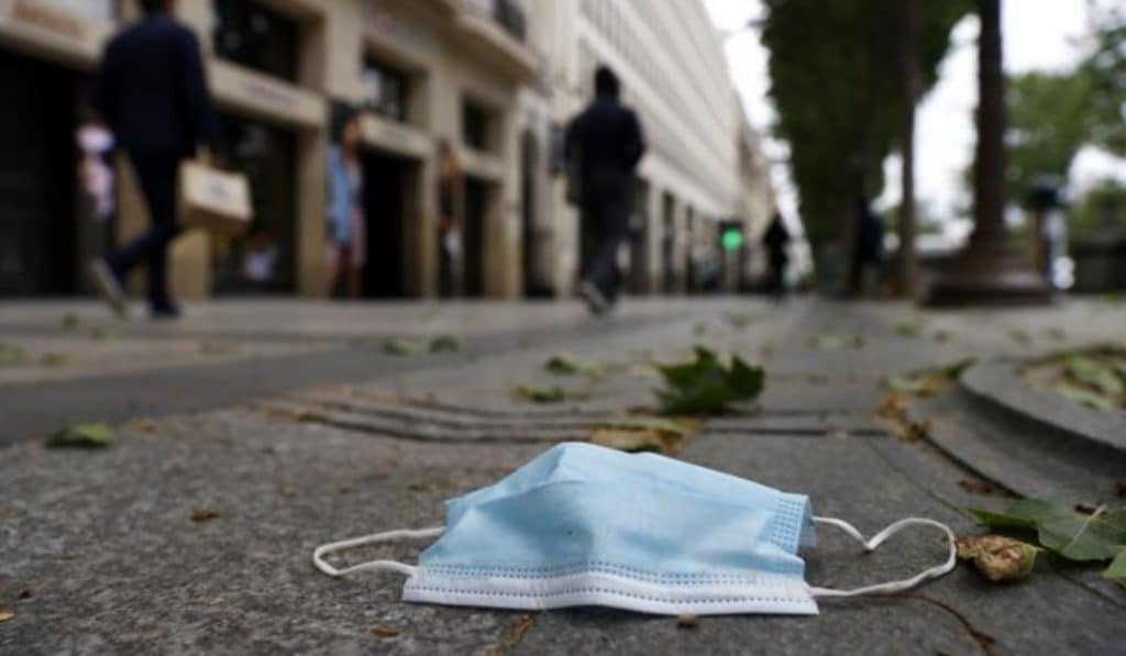 En Sevilla: multas de hasta 600€ por tirar la mascarilla al suelo