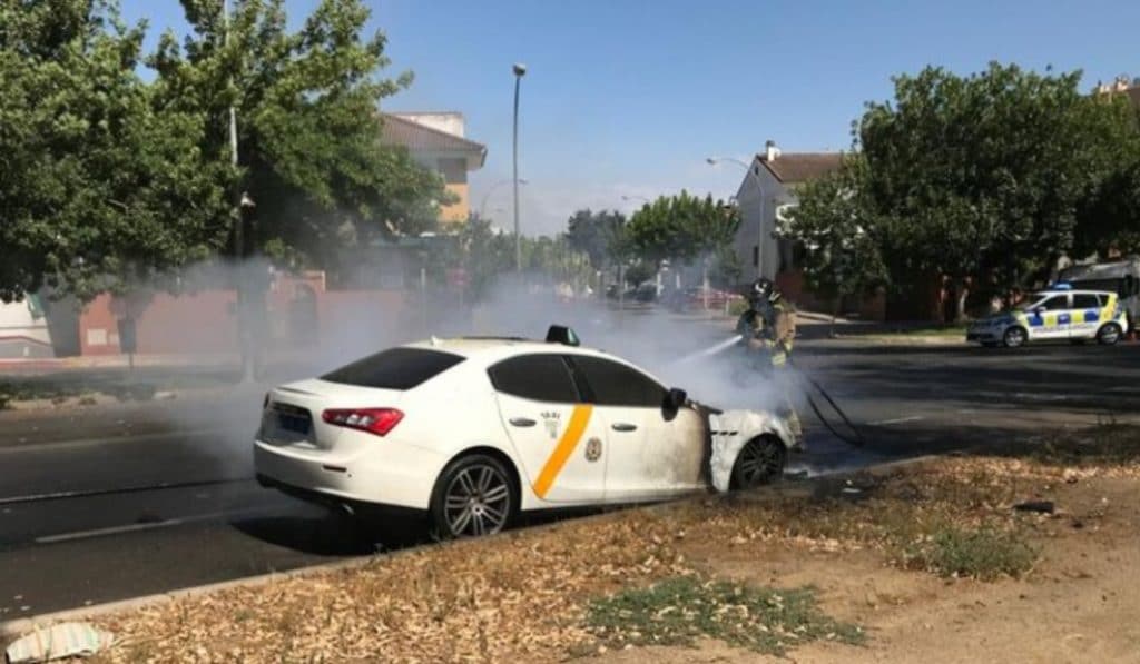 Arde el taxi Maserati en Sevilla Este