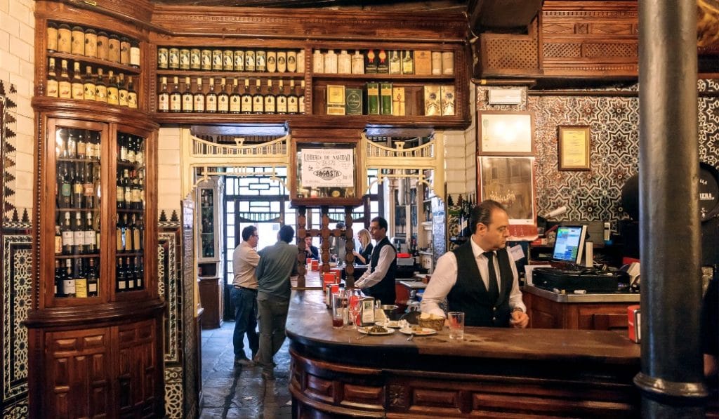 6 curiosidades de El Rinconcillo, el bar con más historia de Sevilla