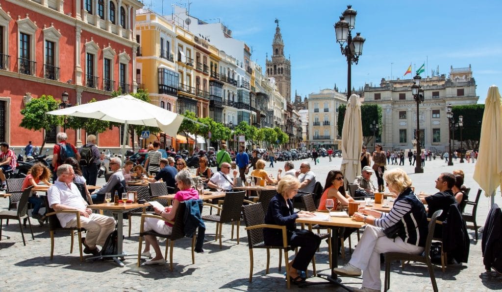 Sevilla, Jaén y Córdoba cerrarán bares y restaurantes a las 10 de la noche