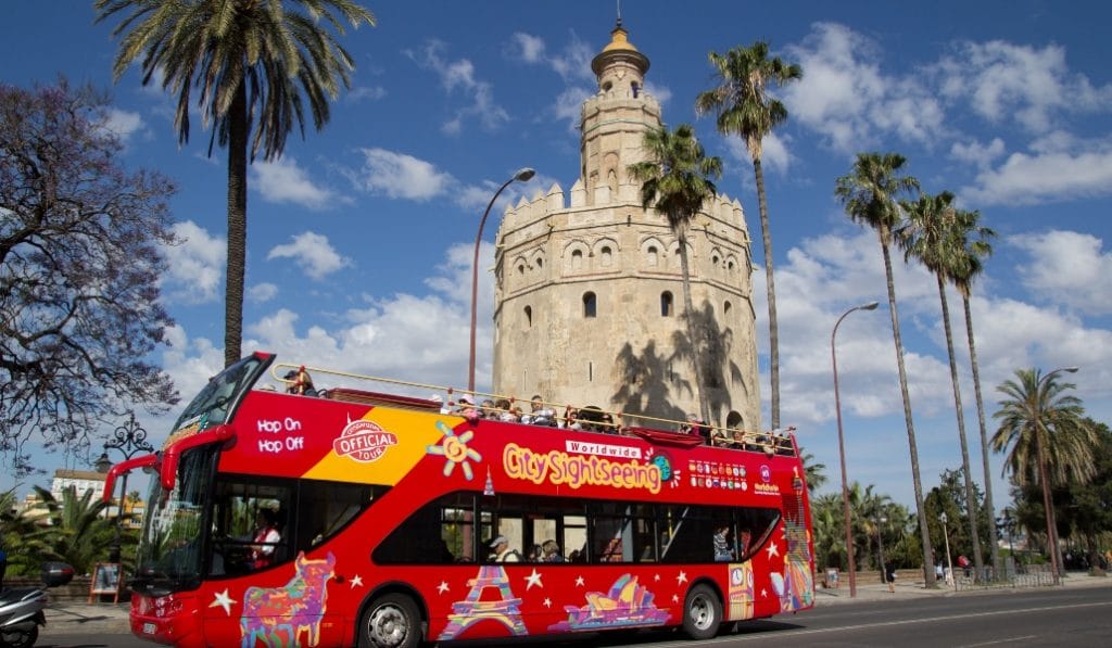Descubre Sevilla en autobús turístico y participa en esta iniciativa contra el Cáncer de Mama