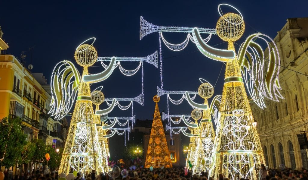 ¿Por qué no se han encendido todavía las luces de Navidad en Sevilla?