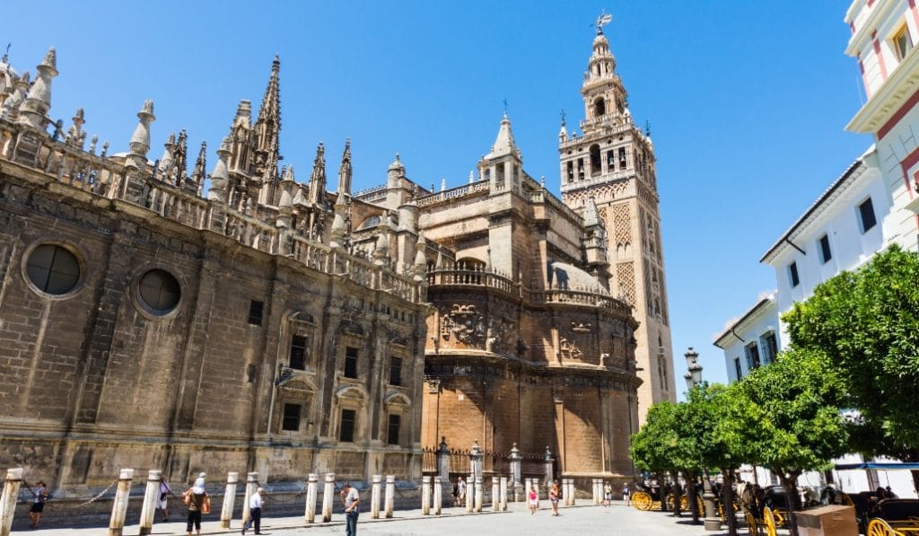 La Catedral de Sevilla suspende las visitas turísticas desde este martes