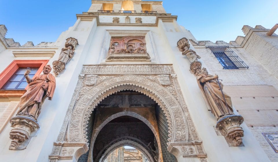 ¿Sabías que la Puerta del Perdón de la Catedral de Sevilla tiene un santo con tres manos?