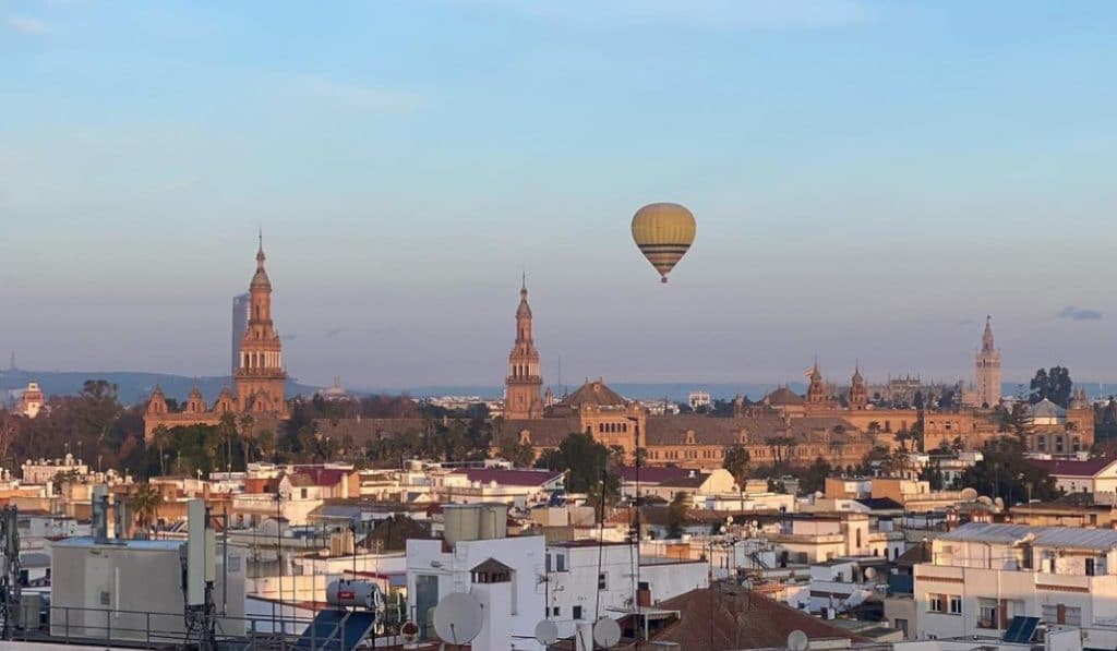 Las mejores fotos de los Reyes Magos sobrevolando Sevilla en globo