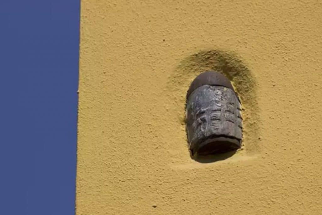 ¿Sabías por qué hay una granada en una pared de la calle mosqueta?