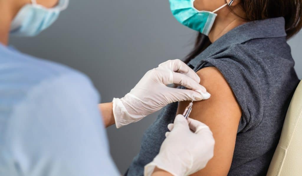 Sevilla empieza a administrar la segunda dosis de la vacuna del coronavirus