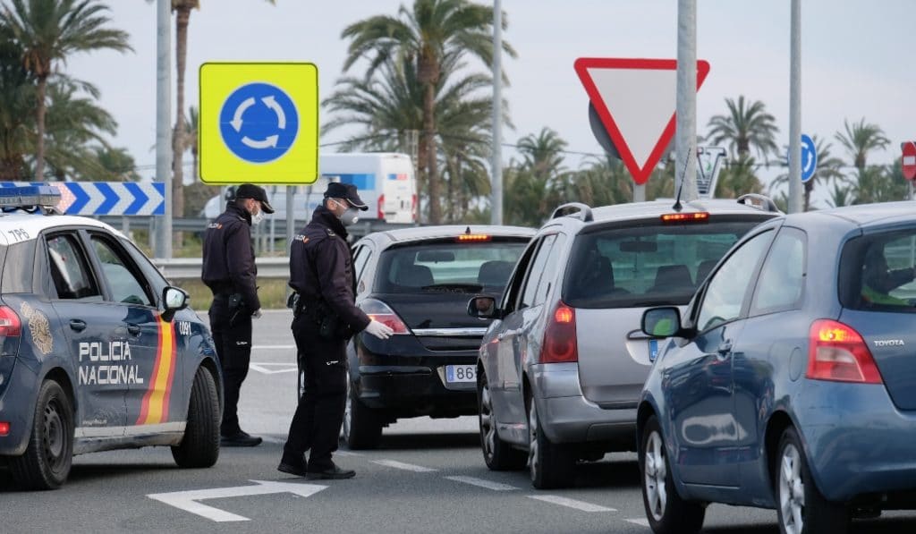 Andalucía vuelve a cerrar perimetralmente sus provincias y reduce las reuniones a cuatro personas