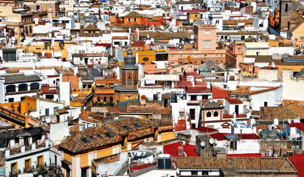 Crean un perfume a partir de los olores de un barrio pobre de Sevilla