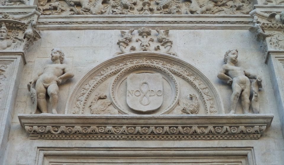 ¿Sabes por qué en el escudo de Sevilla aparece la palabra &#8216;NO-DO&#8217;?