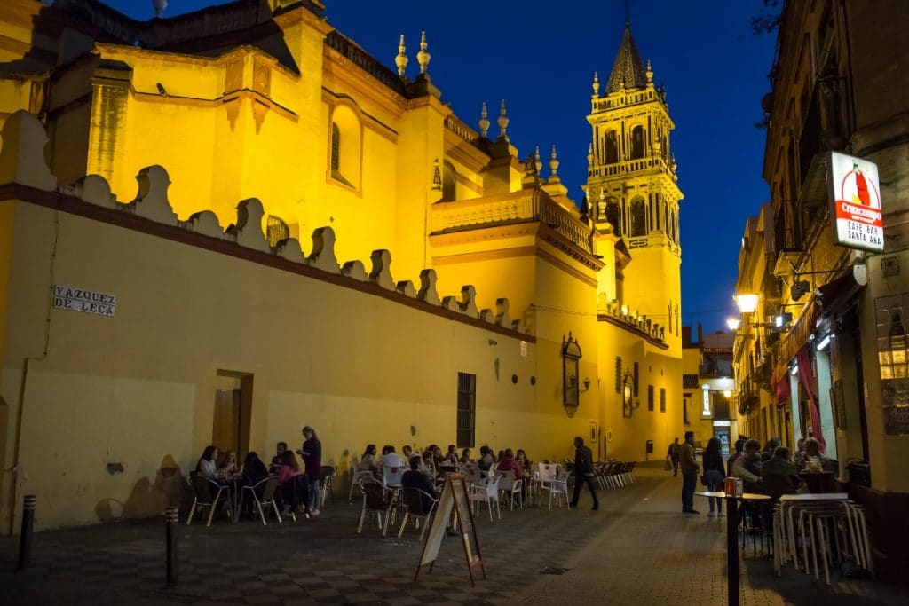 Los bares en Andalucía podrán abrir hasta las 22:30 a partir de mañana