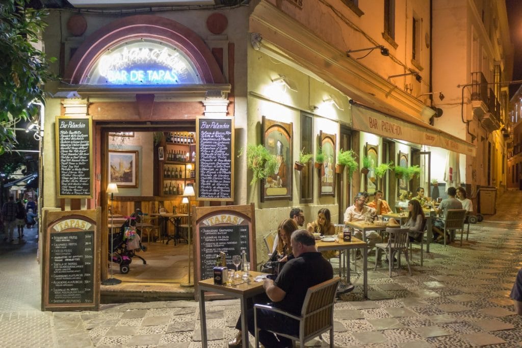 Los bares y tiendas de Andalucía podrán abrir hasta las 21.30