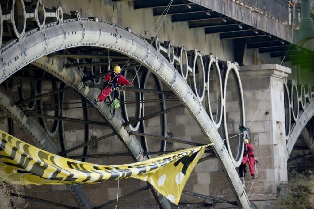 El Puente de Triana, engalanado por Greenpeace