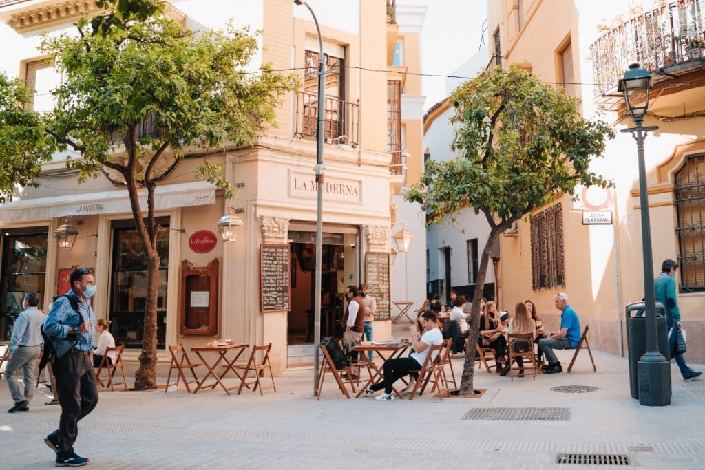Bares y comercios de Sevilla cerrarán a las 20 horas a partir del domingo