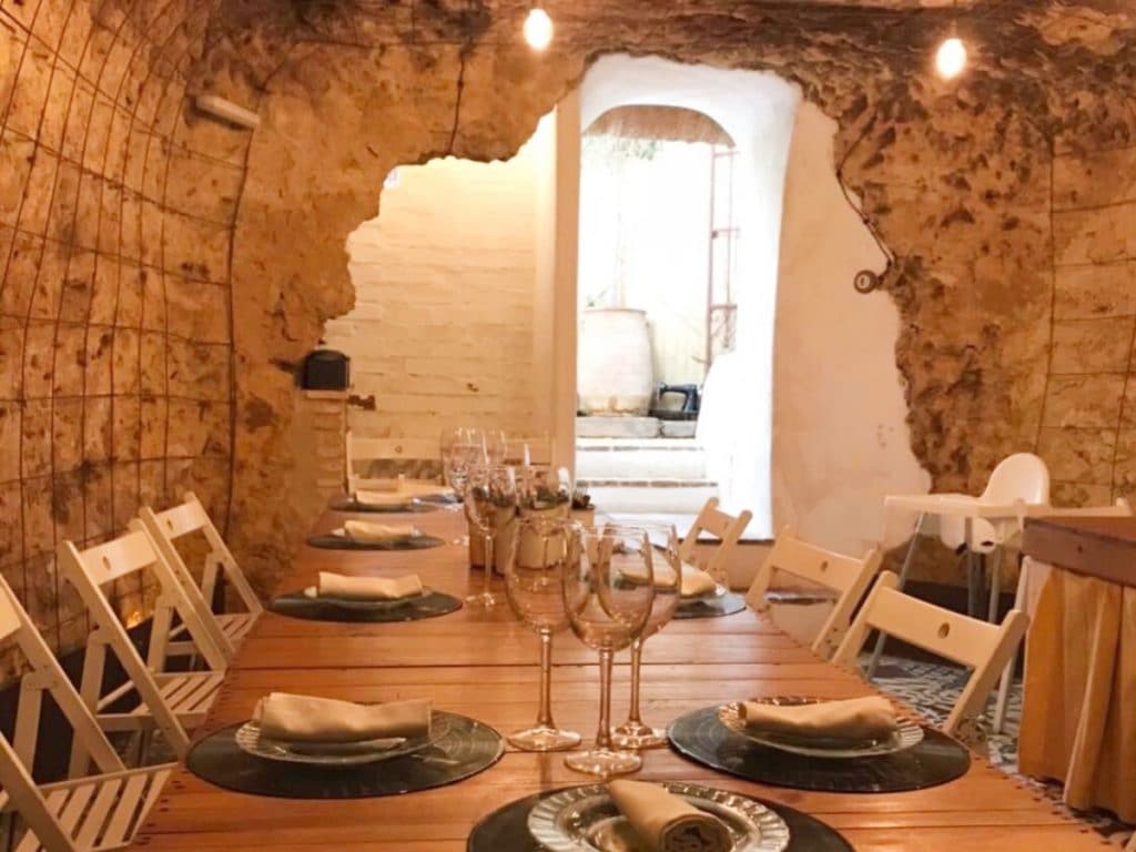 Comer de maravilla en una cueva es posible en la provincia de Sevilla