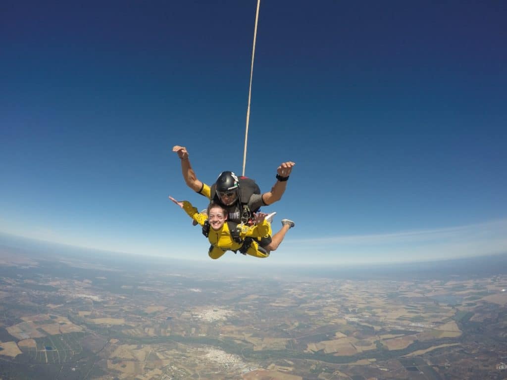 Así es la espectacular experiencia de saltar en paracaídas sobre Sevilla